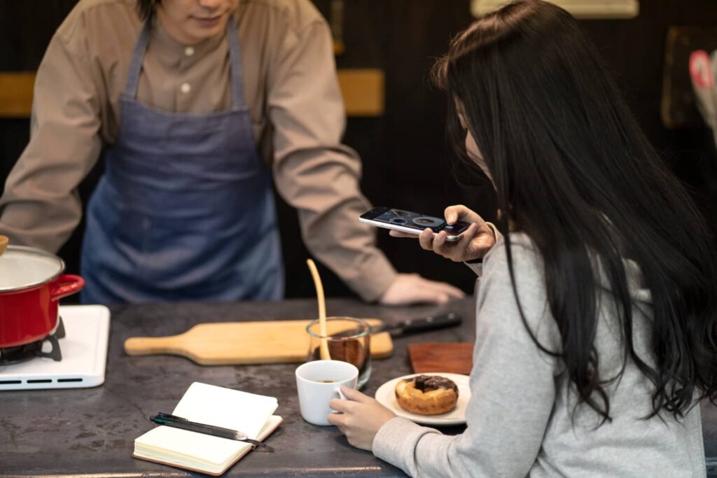 ลูกค้าที่มาร้านกาแฟ Specialty Coffee ถ่ายรูปลงโซเชียลมีเดีย