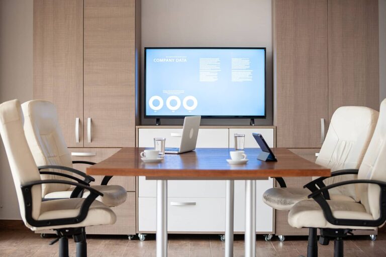 Smart Office ที่มีการใช้เทคโนโลยีล้ำสมัยในห้องประชุม