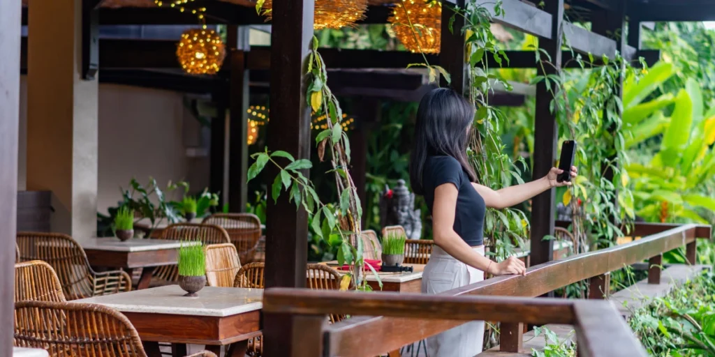 รีโนเวทร้านอาหารสไตล์โมเดิร์นทรอปิคอล