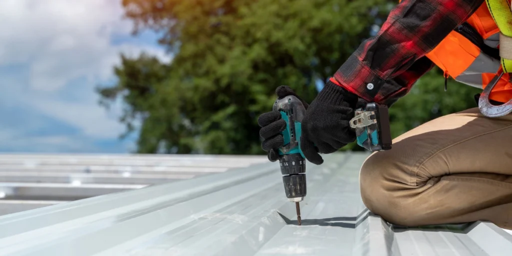 การยิงสกรูเพื่อติดตั้งหลังคาเมทัลชีท